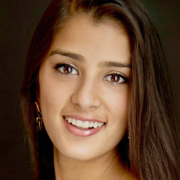 Profile Picture of Anshi Barmecha (@anshibarmecha) on Poshmark