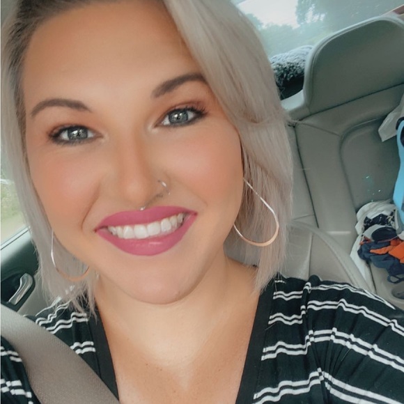 Profile Picture of Ariel Rogers (@amansfield10) on Poshmark