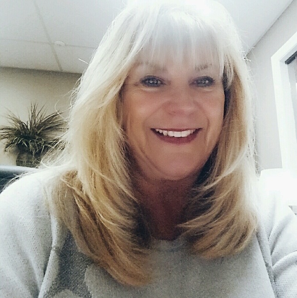 Profile Picture of Vikki Thomas (@vikkit24) on Poshmark