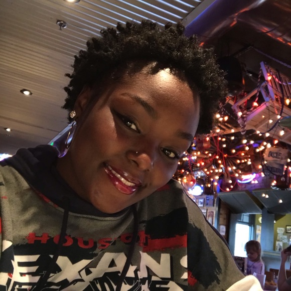 Profile Picture of Avondra Grimes (@aturner711) on Poshmark