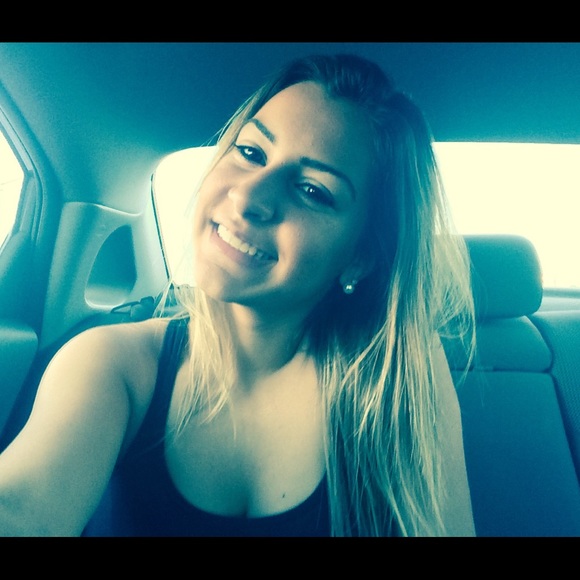 Profile Picture of Amanda Albuquerque (@amandalmca) on Poshmark