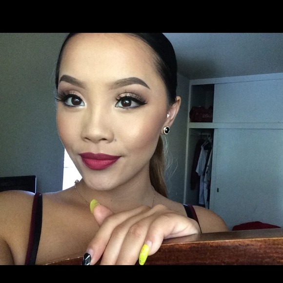 Profile Picture of Pa sia Vue (@badlilsiaa) on Poshmark