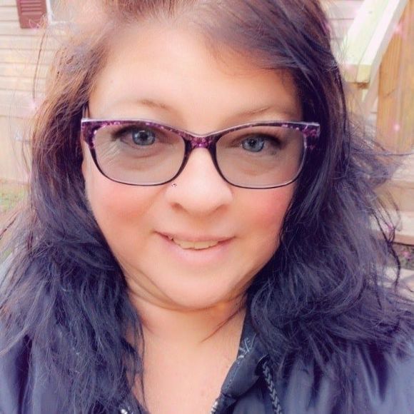 Profile Picture of Danielle Rivers (@danirae1968) on Poshmark