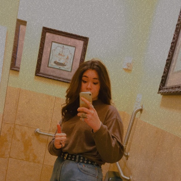 Profile Picture of Madeleine Barrus (@madeleinebarrus) on Poshmark