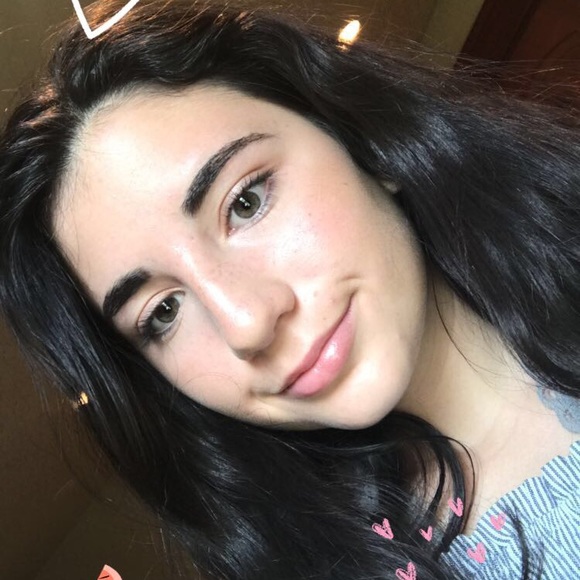 Profile Picture of Alexa Burns (@lexiburns13) on Poshmark