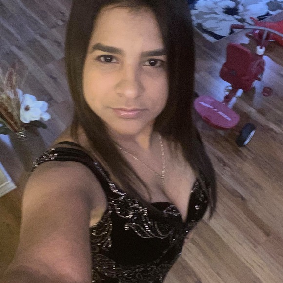 Profile Picture of Kenia Reyes chacon (@keniar24) on Poshmark