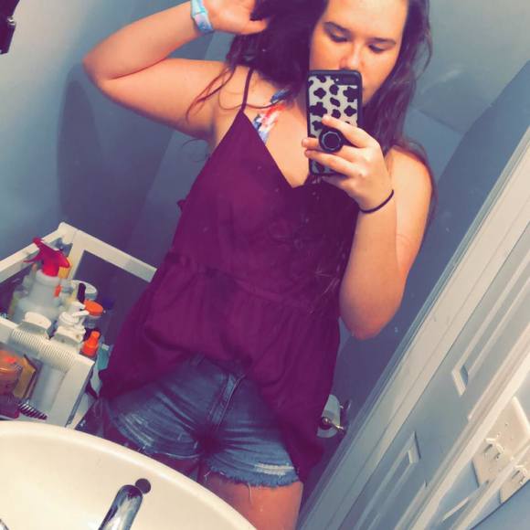 Profile Picture of Hannah Shimmel (@hslovely) on Poshmark