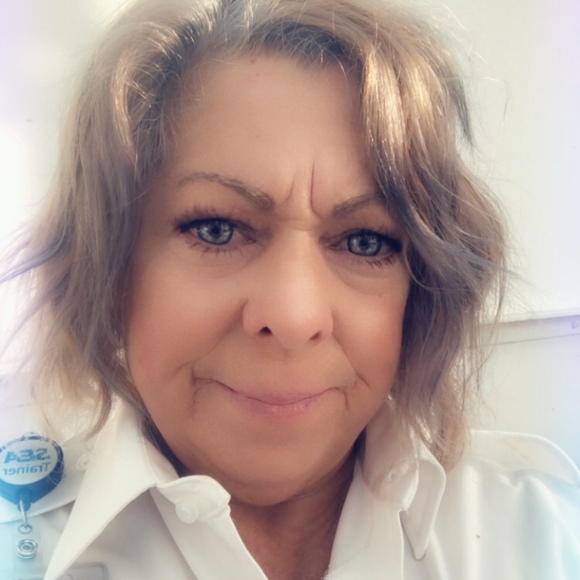Profile Picture of Lois Russell (@ferrygirl23) on Poshmark