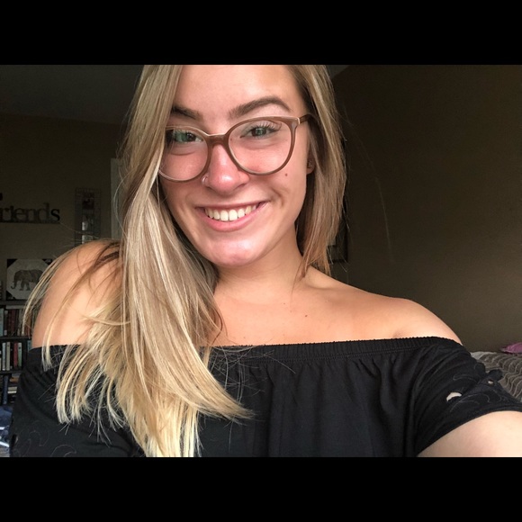 Profile Picture of Michelle Dziergas (@mdziergas) on Poshmark