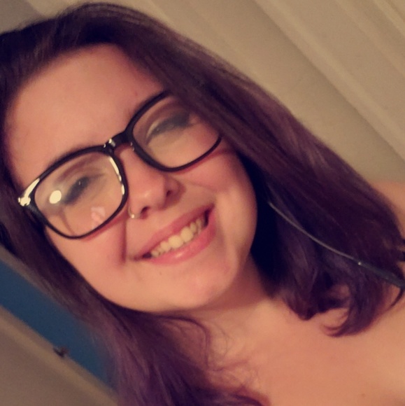 Profile Picture of Tracy Dirian (@foxxygrl13) on Poshmark