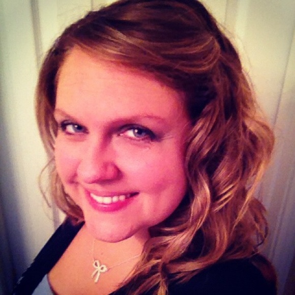 Profile Picture of Loni Girdler (@pinkynzippy) on Poshmark