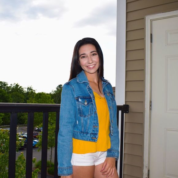Profile Picture of Holly Dunham (@dorinda1997) on Poshmark