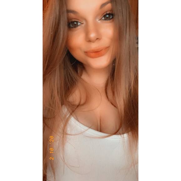 Profile Picture of Emma Harston (@emmieeboobear) on Poshmark