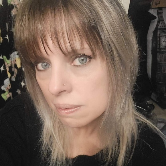 Profile Picture of Lisa Reiter (@deaddoll37) on Poshmark