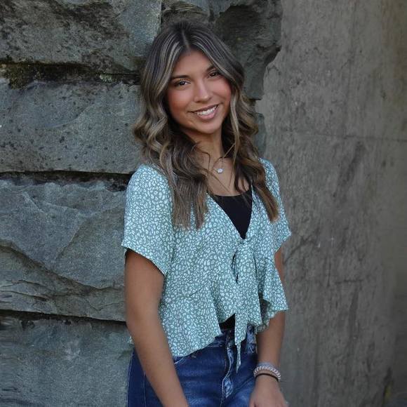 Profile Picture of Lea Perez (@lea_perez) on Poshmark