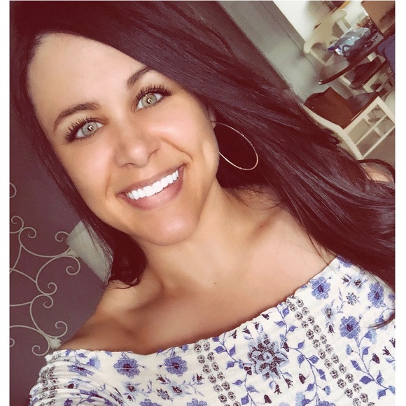 Profile Picture of Alexandra Agee (@alexamorgana) on Poshmark