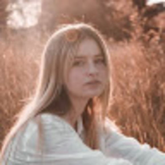 Profile Picture of Diana Doroftei (@dianadoroftei35) on Poshmark