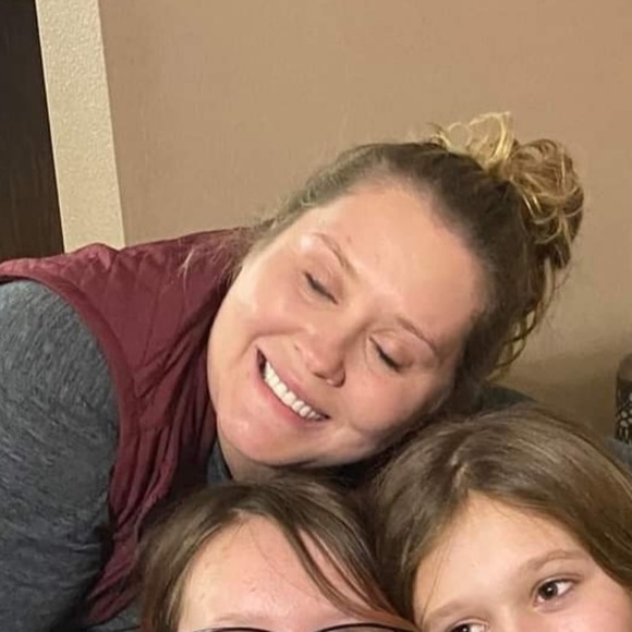 Profile Picture of Isabelle Holland (@izzyholland1117) on Poshmark