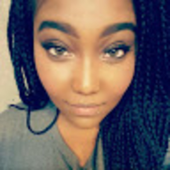 Profile Picture of London Fallz (@finechyna666) on Poshmark