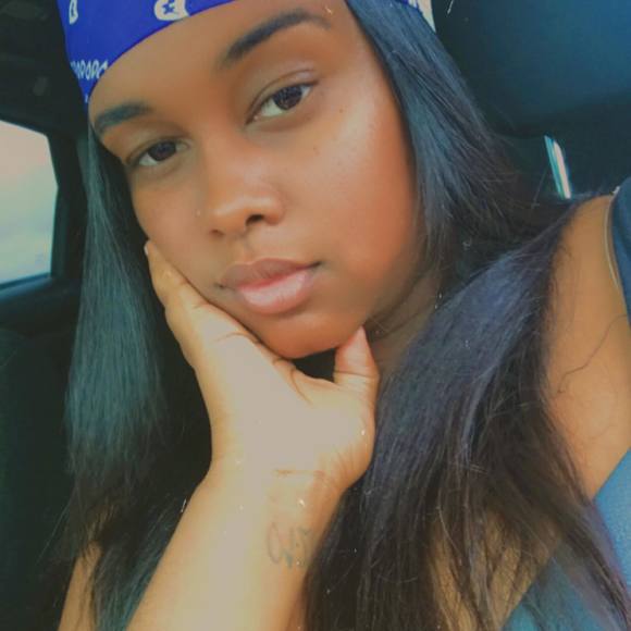 Profile Picture of Coralyn Romero (@coralynmelo) on Poshmark