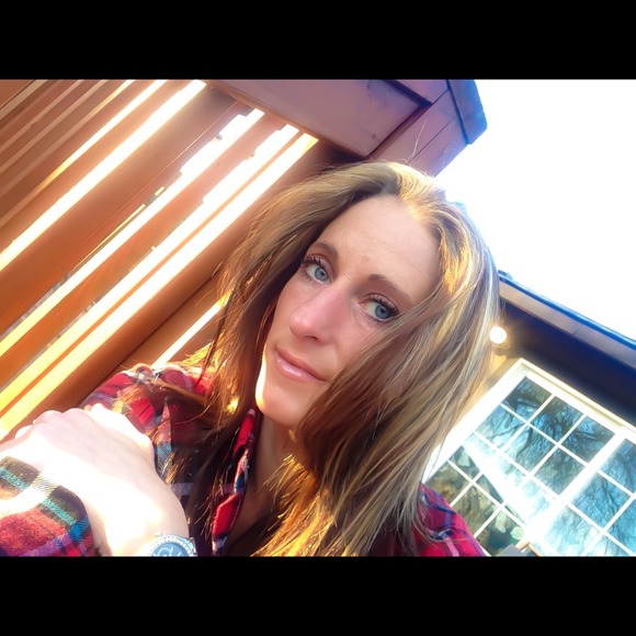 Profile Picture of April Huff (@huff3) on Poshmark