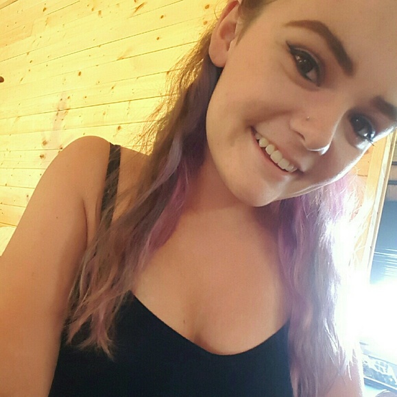 Profile Picture of Carissa Okerson (@carissa666) on Poshmark