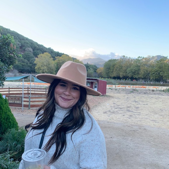 Profile Picture of Ali Schultz (@aschultz2013) on Poshmark