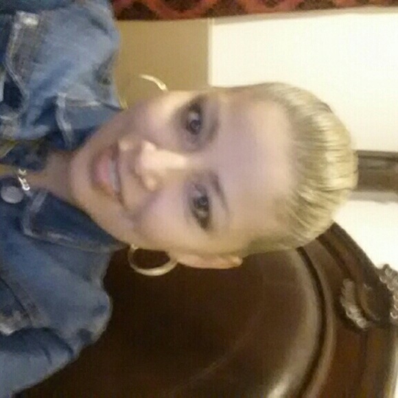 Profile Picture of Gloria Nunez (@fashionglo) on Poshmark