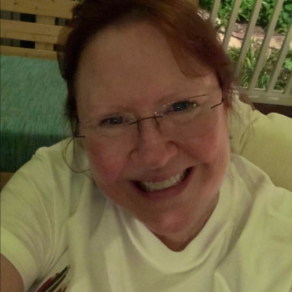 Profile Picture of Wendy Feldmann (@golikwendy) on Poshmark