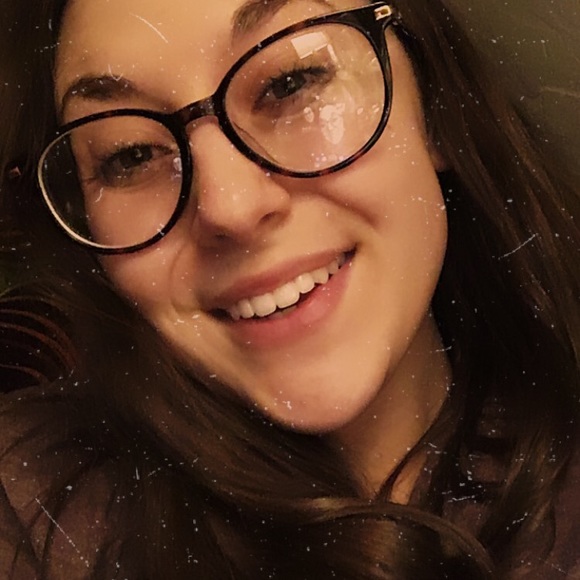 Profile Picture of Cassandra Dyck (@cassandra_dyck) on Poshmark
