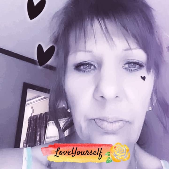 Profile Picture of Lynn Wilkinson (@lynnwilkinso352) on Poshmark