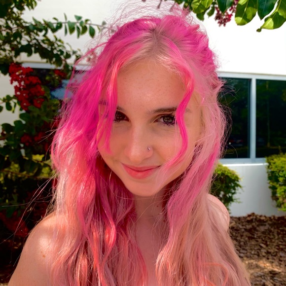 Profile Picture of Summer Postlewait (@summershelbyy) on Poshmark