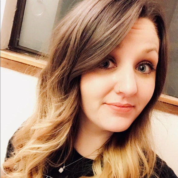 Profile Picture of Brittney Cramer (@b_cramer) on Poshmark