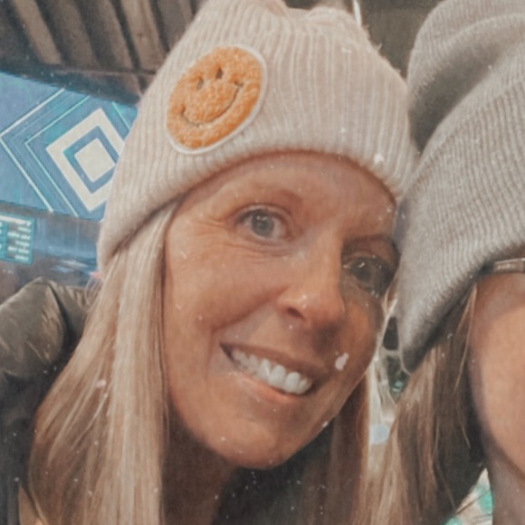 Profile Picture of Heather Womick (@hwomick) on Poshmark