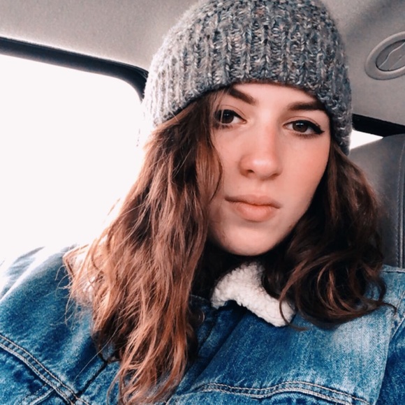 Profile Picture of Carly Ross (@seaross) on Poshmark