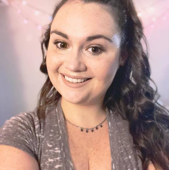 Amanda Utz - Poshmark Profile Picture of Amanda Utz (@minoraa) on Poshmark