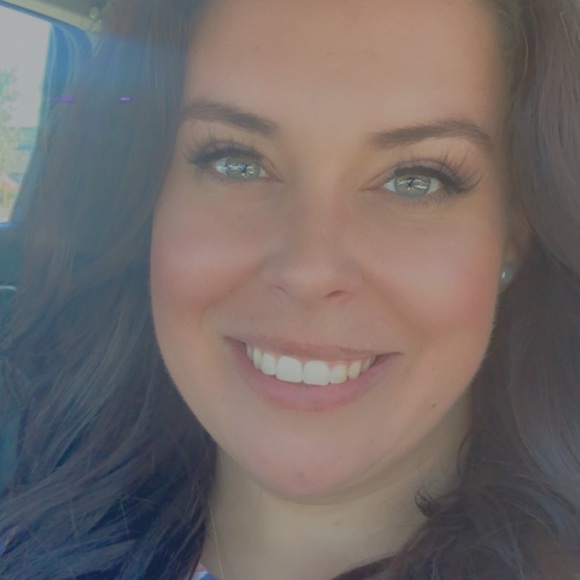 Profile Picture of Allison Glogovac (@aglogovac) on Poshmark