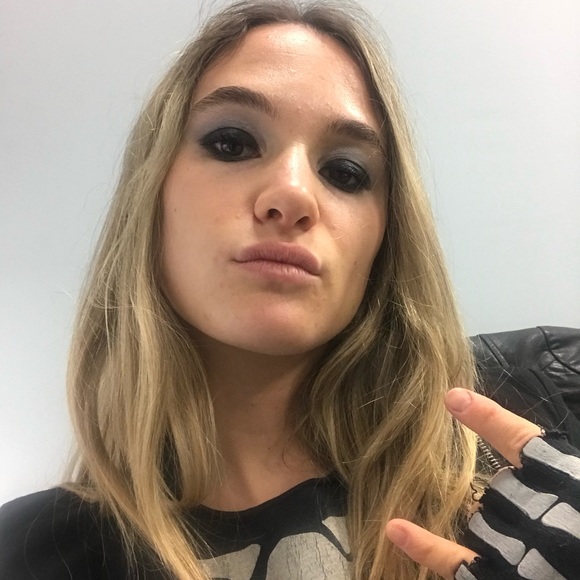 Profile Picture of Hilary Roberts (@sun_made) on Poshmark