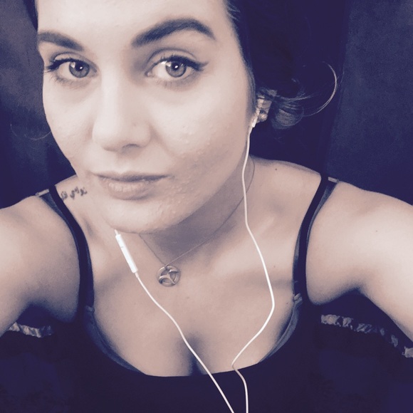 Profile Picture of Ashley Daunhauer (@ashlynikki) on Poshmark