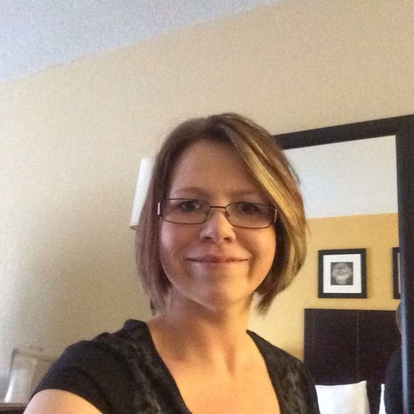 Profile Picture of Amber Coburn (@akcoburn1) on Poshmark