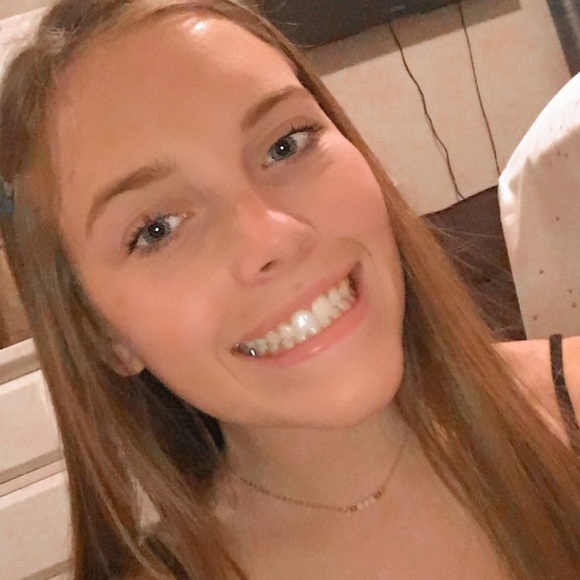 Profile Picture of Alexa Carter (@alexarosecarter) on Poshmark