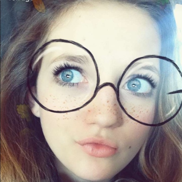 Profile Picture of Ellianna Chouteau (@converse_peace) on Poshmark