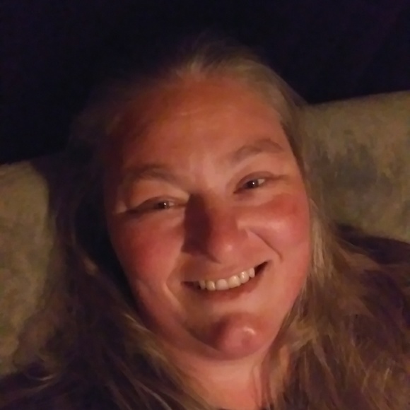 Profile Picture of Crystal Vanoy (@crystalvanoy) on Poshmark