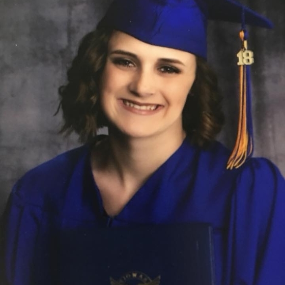 Profile Picture of Theresa Mazzarella (@tmzzrll) on Poshmark