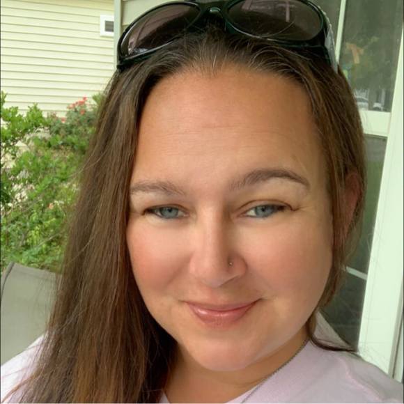 Profile Picture of Kim Drabick (@kisskimd) on Poshmark