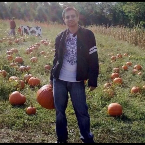 Profile Picture of Asher Prastana (@ashpnyc) on Poshmark