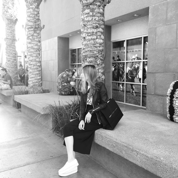 Profile Picture of Lifang Zhang (@zlf66777) on Poshmark