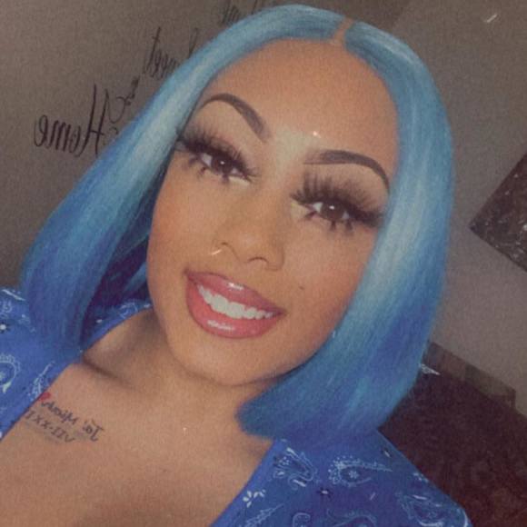 Profile Picture of Ariel Snell (@snellbizzybody) on Poshmark