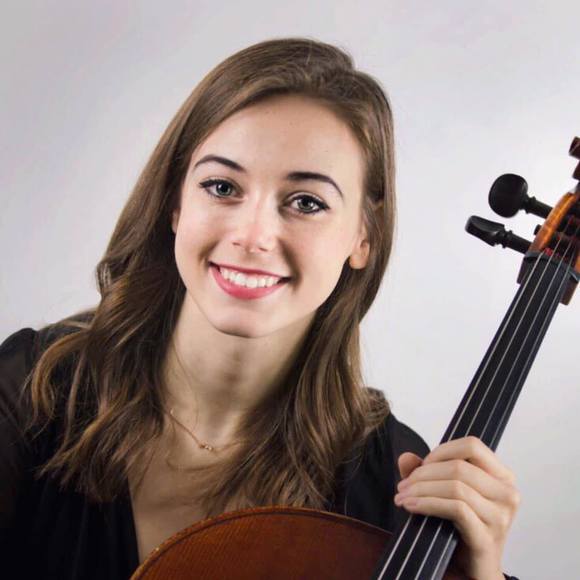 Profile Picture of Emily Mantone (@emantone723) on Poshmark