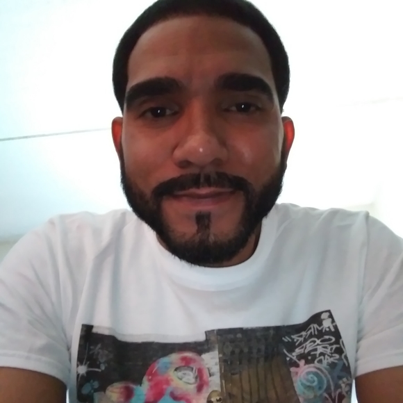 Profile Picture of Raymond Nieves (@raymondnieves) on Poshmark